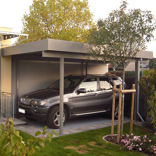 Flachdach-Carport in Hellgrau mit integrierter Regenrinne