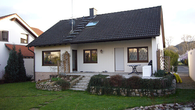 Einfamilienhaus Ansicht vor dem Anbau eines modernen Wintergartens von VOSS Ideen