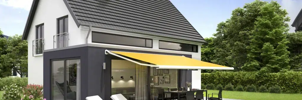 Gelbe Markilux 990 Markise an einem modernen Wohnhaus