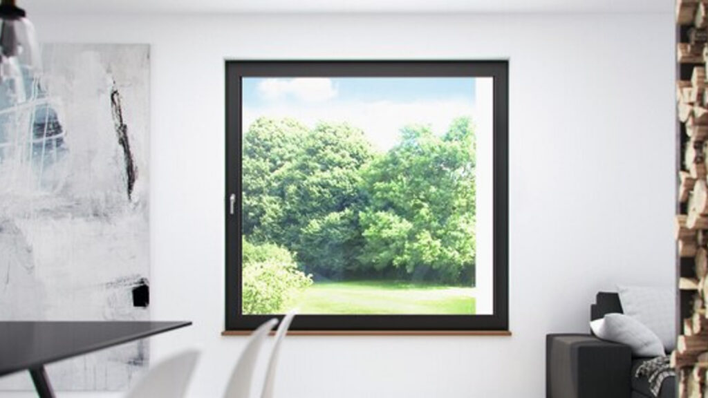 Schlankes dunkles Aluminiumfenster in einem hellen Wohnraum