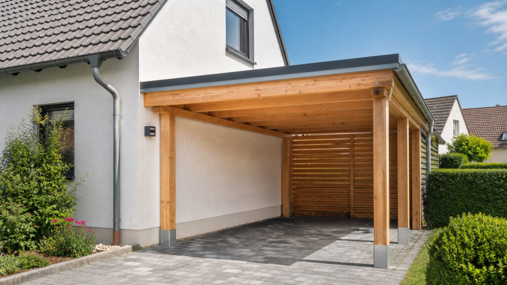 Leerer Holzcarport mit Flachdach an einem deutschen Einfamilienhaus