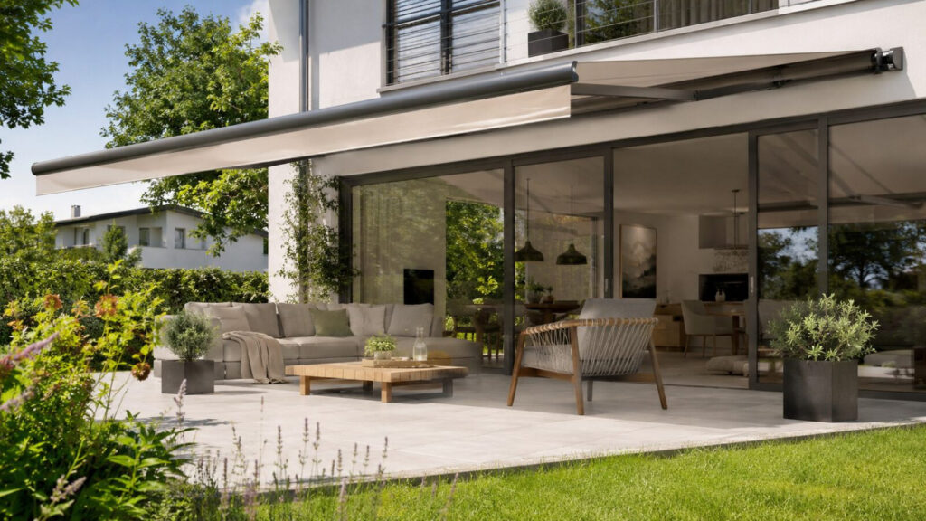 Helle Terrasse mit großer Markise und Übergang zum Wohnraum