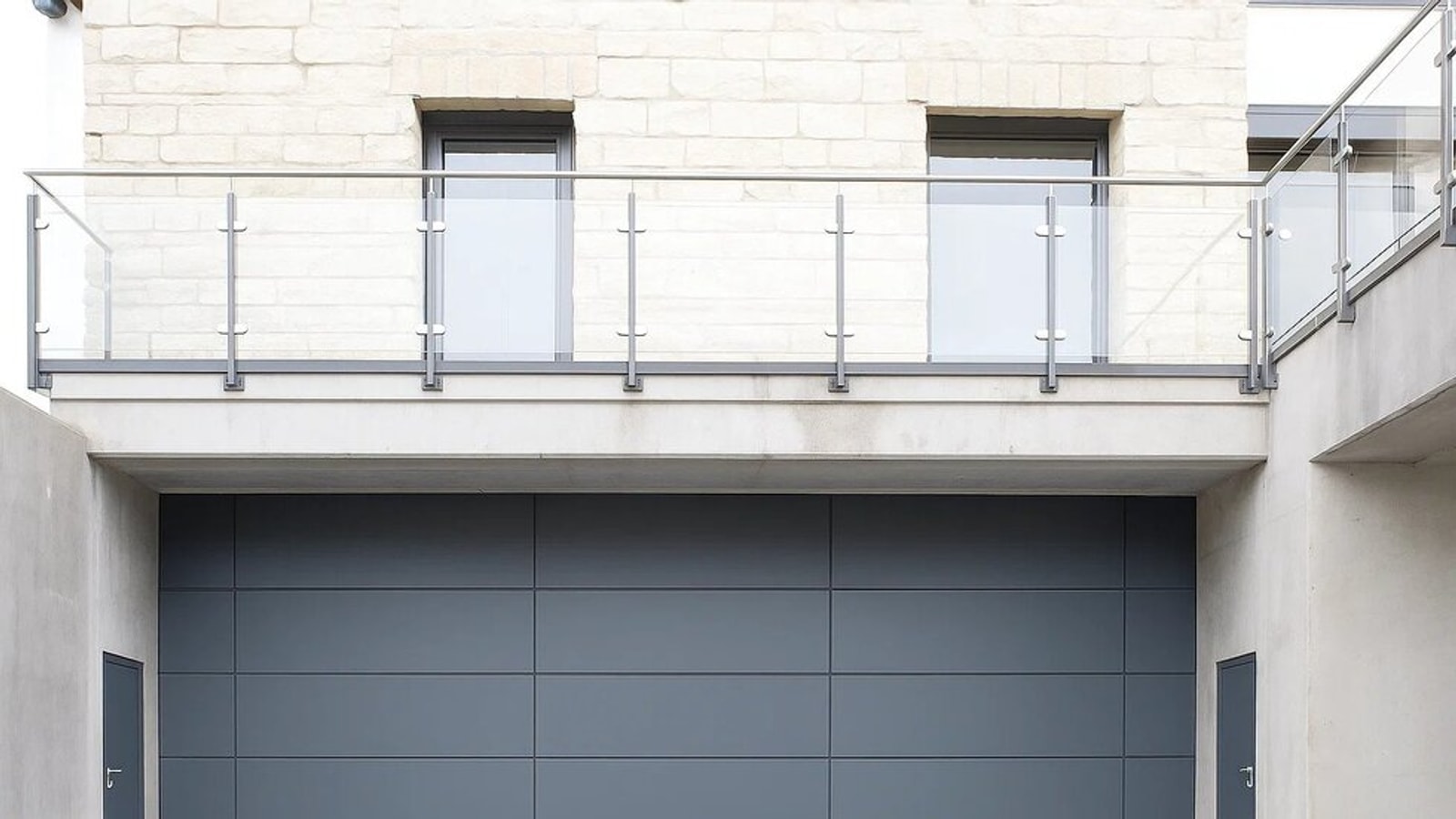 Großes geschlossenes Garagentor in einer modernen Fassade