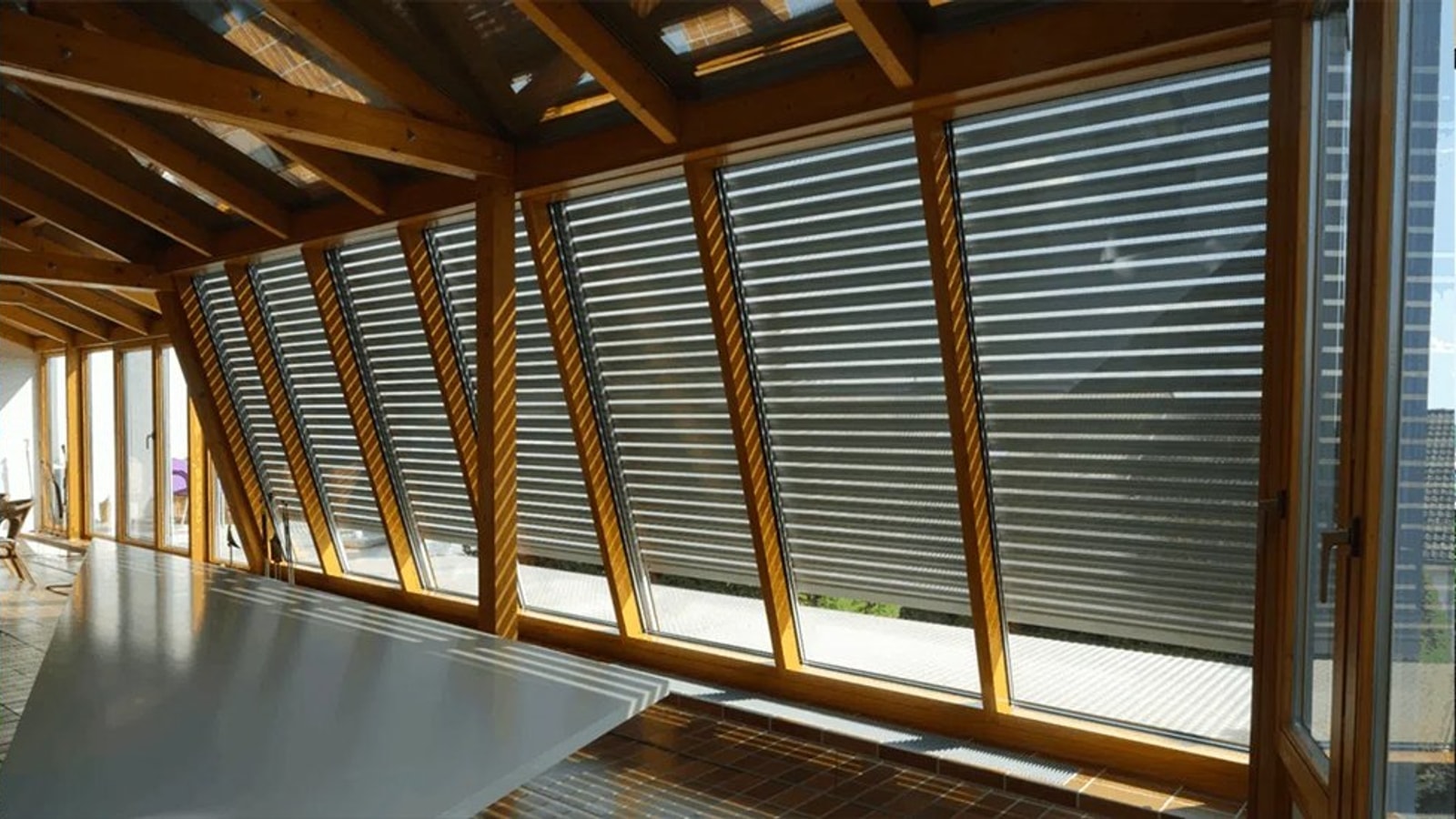Geschlossener Rollladen vor einem Fenster
