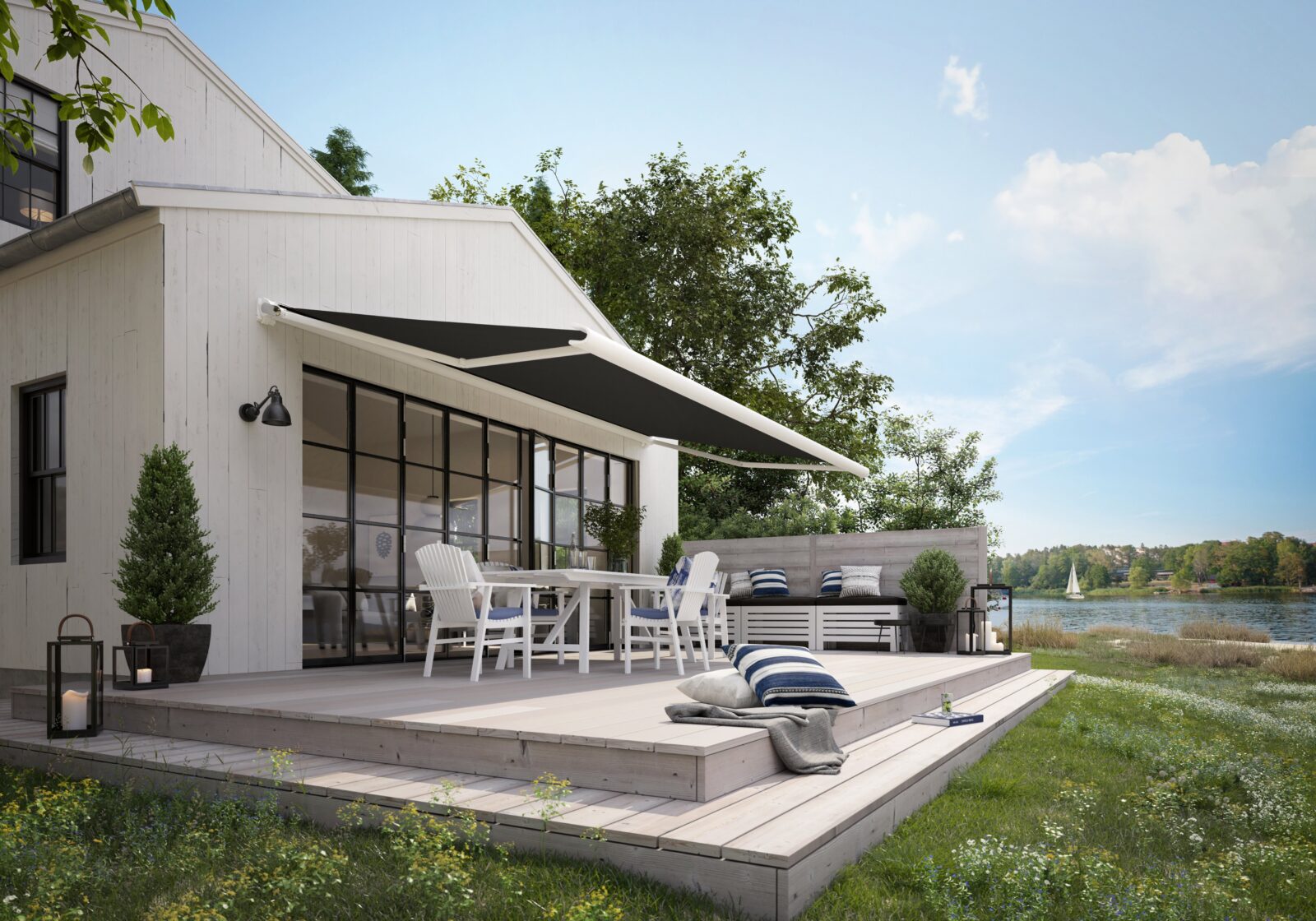 markilux 990 Kassettenmarkise an einem hellen Holzhaus am See