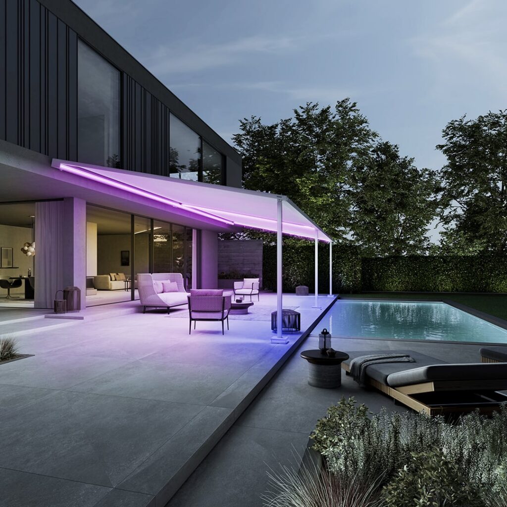 Beleuchtete markilux pergola style an einem modernen Wohnhaus mit Pool